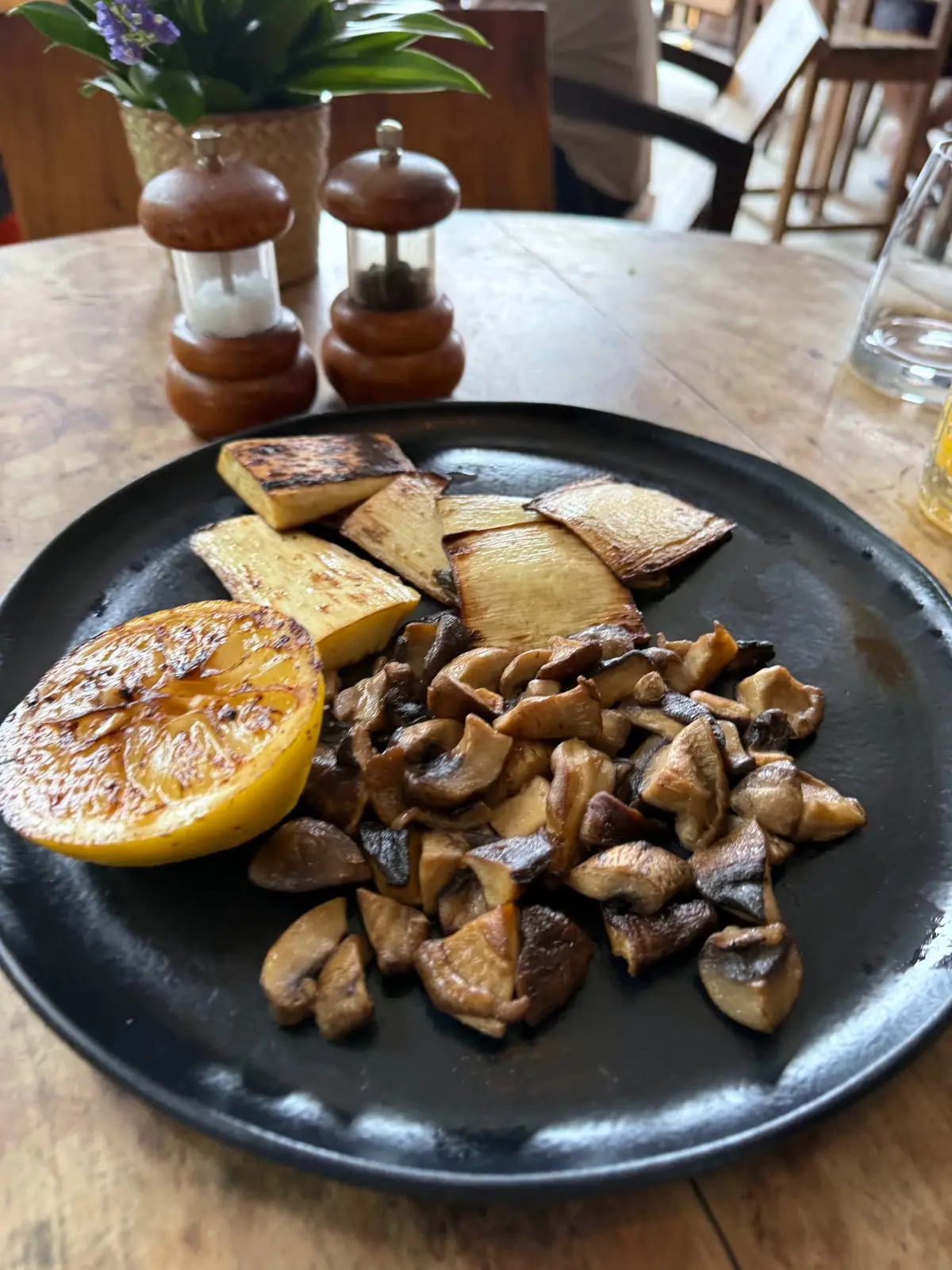 Cogumelos na brasa com palmito grelhado e limão, prato pedido à parte