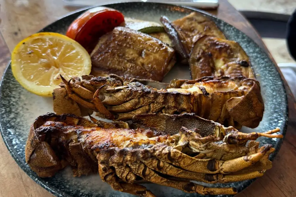 Cavaquinha na brasa aberta ao meio com legumes grelhados e limão