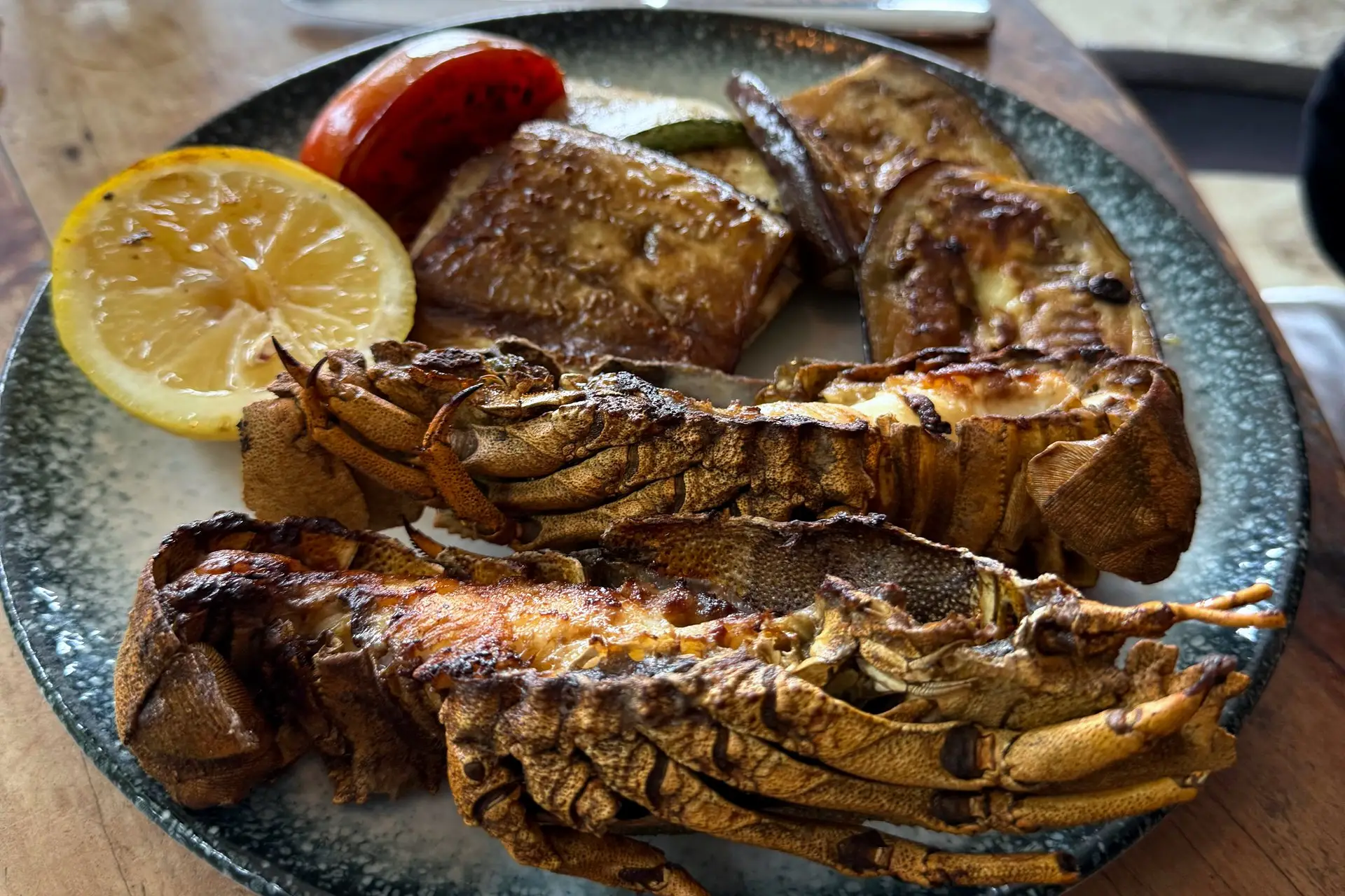Cavaquinha na brasa aberta ao meio com legumes grelhados e limão