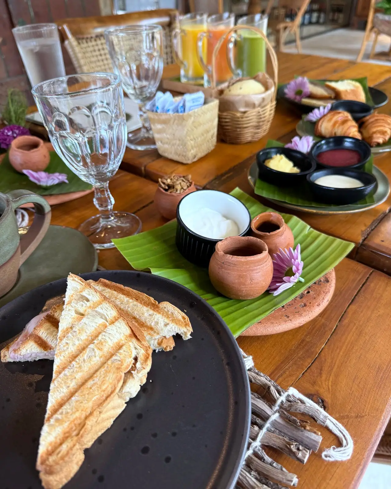 Tosta grelhada servida no café da manhã do Zai Patacho, com croissant, manteiga e geleia